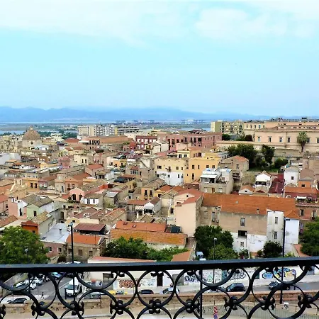 A Laura Lazzaroti Apartment *